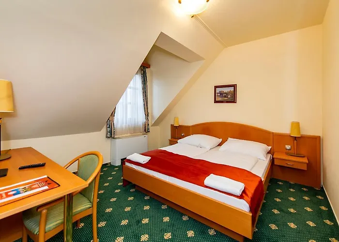 Gastland M0 & Conference Center Szálloda 3*